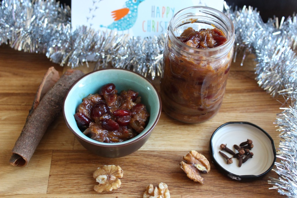 Low fodmap mincemeat surrounded by tinsel, cinnamon bark, nuts and cloves