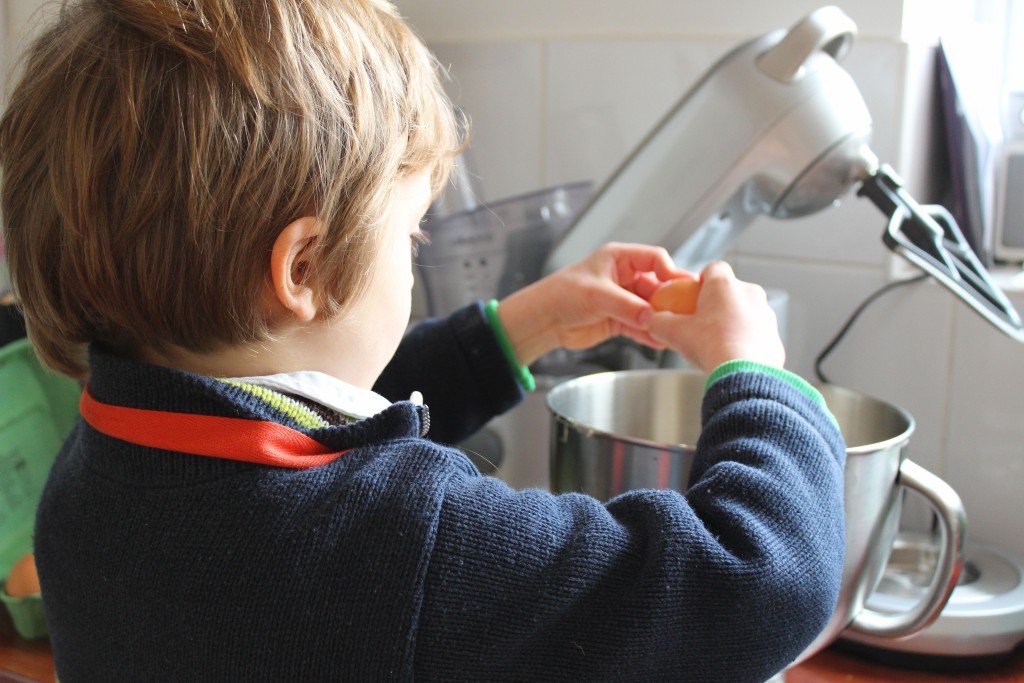 Sunshine making a lemon drizzle cake in the Sage scraper mixer pro