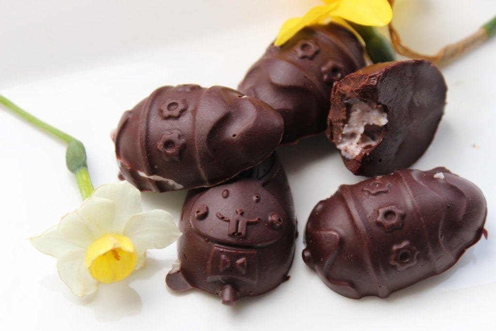 Healthy chocolate Easter eggs. The perfect healthy Easter treat filled with strawberry cashew cream. #glutenfree #dairyfree #eggfree #refinedsugarfree #vegan. https://freefromfairy.com