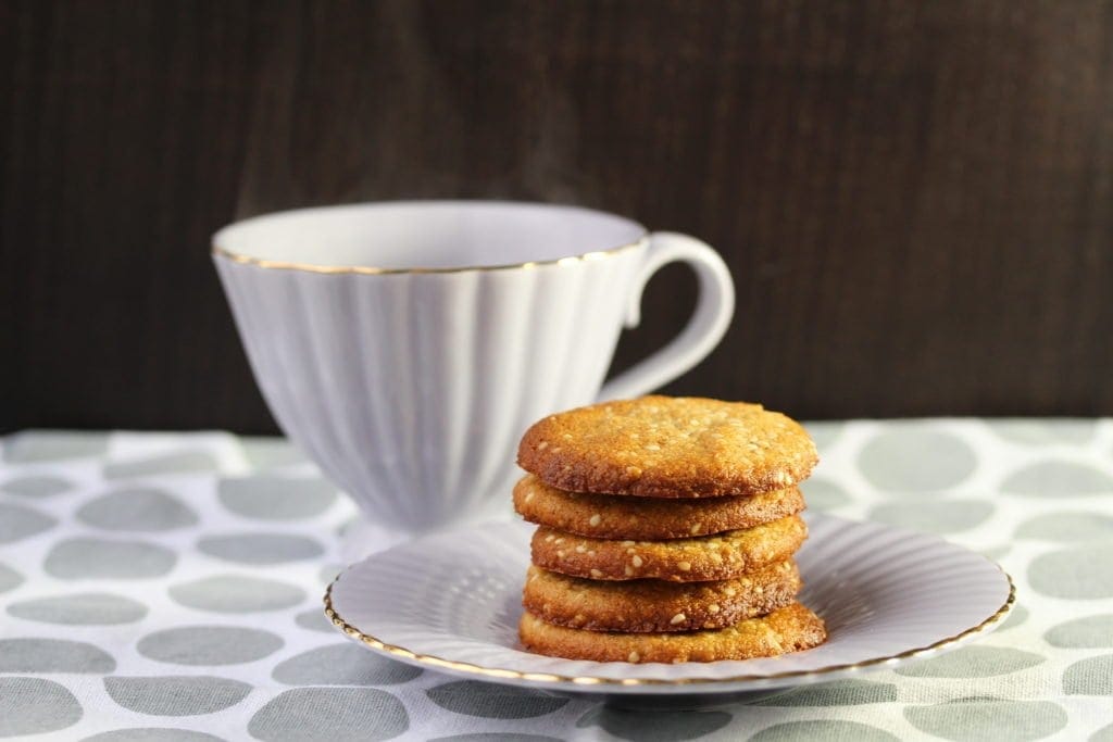 Quick ginger and sesame cookies free from grains, refined sugar and dairy.