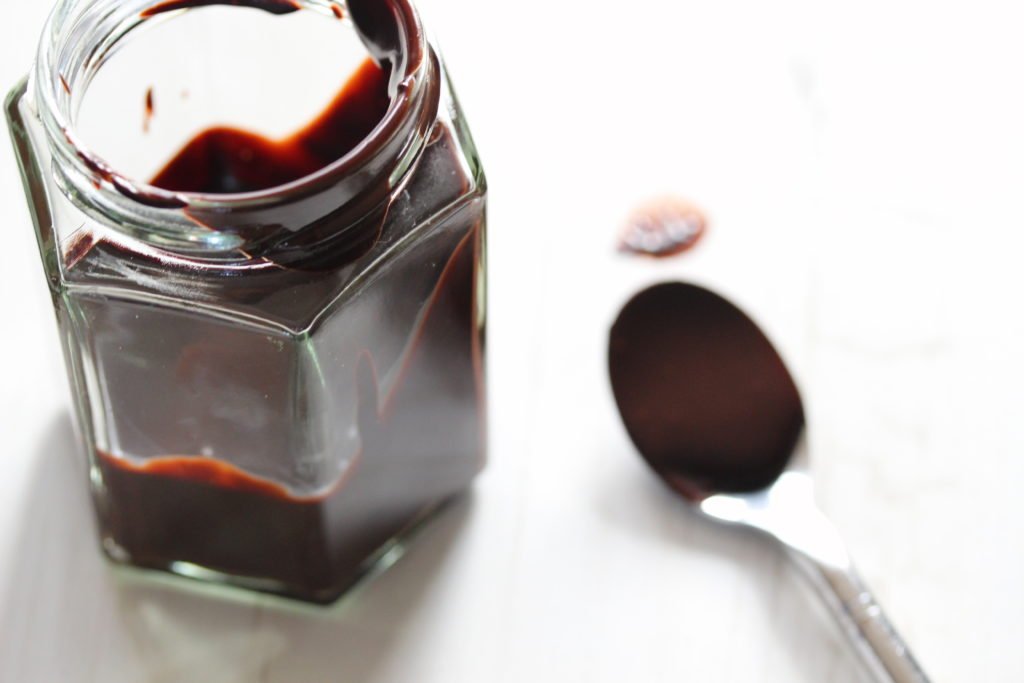 Make this simple 4 ingredient vegan chocolate sauce in just 5 minutes!