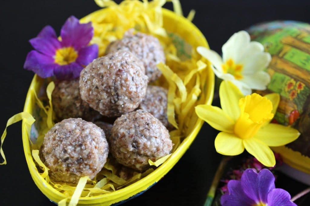 Bliss Balls: Hot Cross Bun style. Perfect for a #FreeFromEaster. #blissball #blissballrecipe #blissballeaster