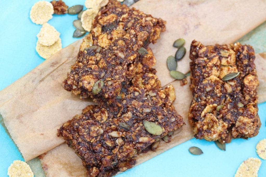 Fruit cereal bars: homemade cereals bars perfect for breakfast or snacks #cerealbar #cerealbarrecipe #breakfastrecipe #quickbreakfast #glutenfree #dairyfree #eggfree #nutfree #freefromfairy #naturespath