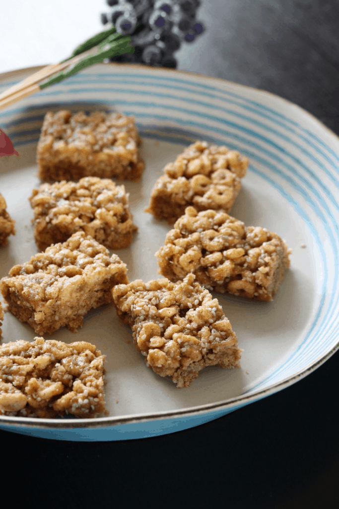 Vegan cereal bar made with Nature's Path O's. #glutenfree #dairyfree #cerealbar #vegan #snackbar