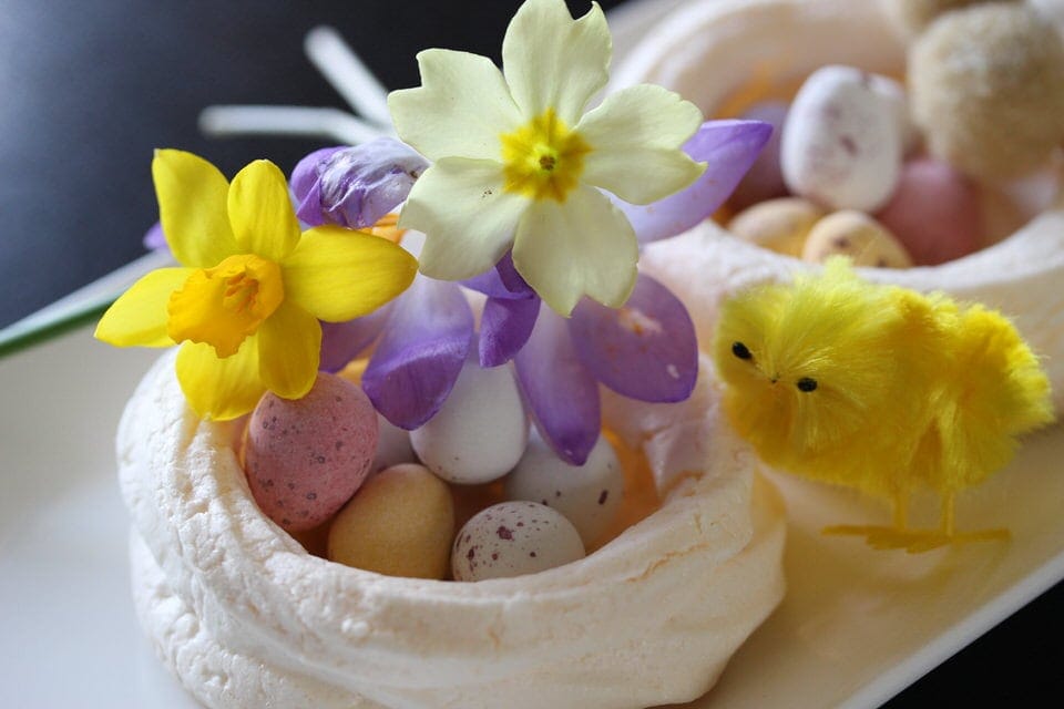 Easter meringues with flowers and chick