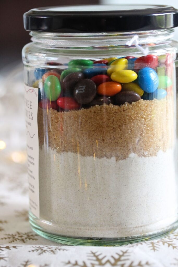 Make gifts this year for environmentally friendly alternatives to bought goods. This cookies in a jar idea is perfect for friends and family.