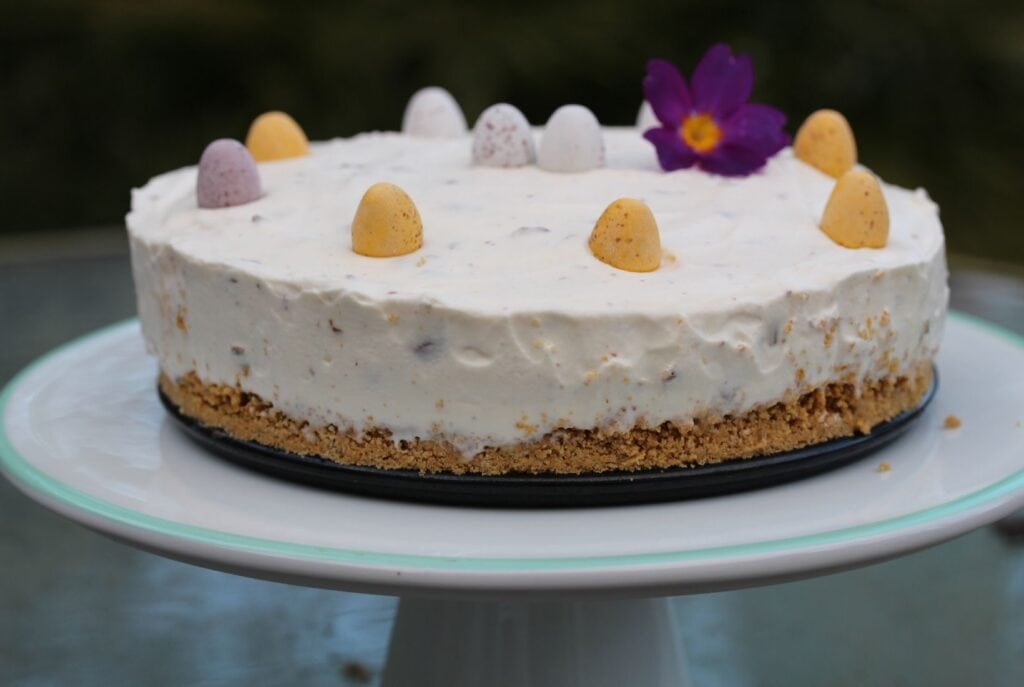 Gluten free mini egg cheesecake that can be made in less than 20 minutes #cheesecakerecipe #nobakecheesecakerecipe #glutenfreedessert #glutenfreepudding